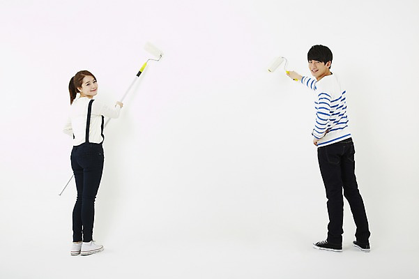 포토 JPG 스튜디오촬영 전신 학생 여자 남자 대학생 페인팅 실내 서기 미소 웃음 들기 누끼 사람 동양인 20대 성인 두명 캐주얼 페인트 한국인 색칠 칠 페인트칠 멜빵바지 롤러 페인트붓 페인팅도구 페인트롤러 청년만 성인만 국내포토 옷 바지 모션 표정 인종 청년 내부 도구 붓 멜빵 파일형식