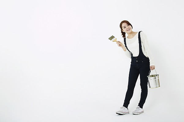 포토 JPG 스튜디오촬영 전신 학생 여자 대학생 페인팅 실내 한명 서기 미소 웃음 들기 누끼 사람 동양인 20대 성인 앞모습 캐주얼 페인트 한국인 붓 색칠 칠 페인트칠 멜빵바지 페인트통 페인트붓 페인팅도구 여자만 여자한명만 성인여자만 청년만 청년여자만 성인한명만 청년여자한명만 성인여자한명만 성인만 국내포토 1 옷 뷰포인트 바지 모션 통 표정 인종 청년 내부 도구 멜빵 파일형식