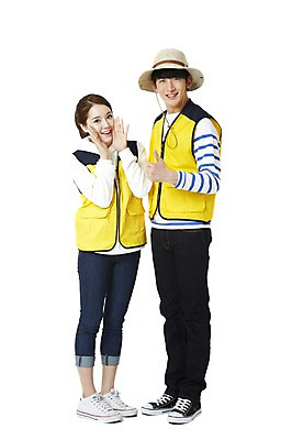 포토 JPG 스튜디오촬영 전신 모자 학생 여자 남자 대학생 캠페인 안내 실내 서기 미소 웃음 누끼 사람 동양인 손짓 20대 성인 두명 앞모습 한국인 엄지손가락 최고 조끼 봉사 자원봉사자 알림 자원봉사조끼 청년만 성인만 국내포토 잡화 뷰포인트 손가락 모션 표정 인종 청년 내부 외투 도움 파일형식