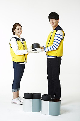 포토 JPG 스튜디오촬영 전신 학생 여자 남자 대학생 캠페인 실내 서기 미소 웃음 들기 누끼 사람 동양인 20대 성인 두명 한국인 조끼 봉사 운반 자원봉사자 배송 연탄 연탄배달 자원봉사조끼 청년만 성인만 국내포토 모션 표정 인종 청년 내부 외투 도움 파일형식