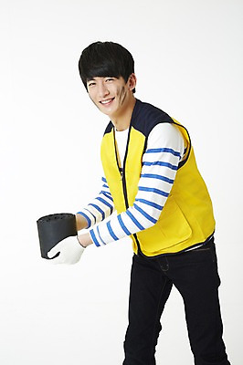 포토 JPG 스튜디오촬영 학생 남자 대학생 캠페인 실내 한명 서기 미소 웃음 들기 누끼 사람 동양인 20대 성인 한국인 조끼 봉사 운반 자원봉사자 배송 연탄 연탄배달 자원봉사조끼 남자만 남자한명만 성인남자만 청년만 청년남자만 청년남자한명만 성인한명만 성인남자한명만 성인만 국내포토 1 모션 표정 인종 청년 내부 외투 도움 파일형식