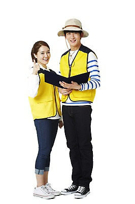 포토 JPG 스튜디오촬영 전신 모자 학생 여자 남자 대학생 캠페인 실내 서기 미소 웃음 들기 누끼 사람 동양인 손짓 20대 성인 두명 앞모습 한국인 엄지손가락 최고 조끼 봉사 자원봉사자 선서 자원봉사조끼 청년만 성인만 국내포토 잡화 뷰포인트 손가락 모션 표정 인종 청년 내부 외투 도움 맹세 파일형식