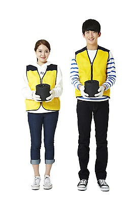 포토 JPG 스튜디오촬영 전신 학생 여자 남자 대학생 캠페인 실내 서기 미소 웃음 들기 누끼 사람 동양인 20대 성인 두명 앞모습 한국인 조끼 봉사 운반 자원봉사자 배송 연탄 연탄배달 자원봉사조끼 청년만 성인만 국내포토 뷰포인트 모션 표정 인종 청년 내부 외투 도움 파일형식