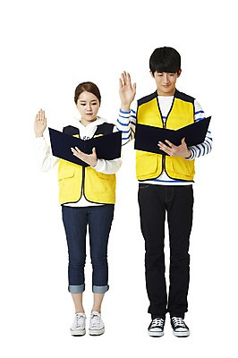 포토 JPG 스튜디오촬영 전신 학생 여자 남자 대학생 캠페인 실내 서기 미소 웃음 들기 누끼 사람 동양인 손짓 20대 성인 두명 앞모습 한국인 조끼 봉사 자원봉사자 맹세 선서 자원봉사조끼 청년만 성인만 국내포토 뷰포인트 모션 표정 인종 청년 내부 외투 도움 결심 파일형식