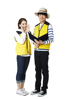 포토 JPG 스튜디오촬영 전신 모자 학생 여자 남자 대학생 캠페인 안내 실내 서기 미소 웃음 들기 누끼 사람 동양인 손짓 20대 성인 두명 앞모습 한국인 조끼 봉사 자원봉사자 선서 알림 자원봉사조끼 청년만 성인만 국내포토 잡화 뷰포인트 모션 표정 인종 청년 내부 외투 도움 맹세 파일형식