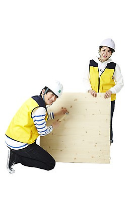 포토 JPG 스튜디오촬영 전신 나무 모자 학생 여자 남자 대학생 캠페인 실내 미소 웃음 누끼 사람 동양인 20대 성인 두명 목재 한국인 공구 조끼 봉사 못 판넬 자원봉사자 망치 안전모 헬멧 망치질 못질 자원봉사조끼 청년만 성인만 국내포토 식물 잡화 재료 모션 표정 인종 청년 내부 외투 도구 도움 안전장비 보호장비 파일형식