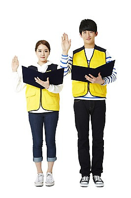 포토 JPG 스튜디오촬영 전신 학생 여자 남자 대학생 캠페인 실내 서기 미소 웃음 들기 누끼 사람 동양인 손짓 20대 성인 두명 앞모습 한국인 조끼 봉사 자원봉사자 맹세 선서 자원봉사조끼 청년만 성인만 국내포토 뷰포인트 모션 표정 인종 청년 내부 외투 도움 결심 파일형식