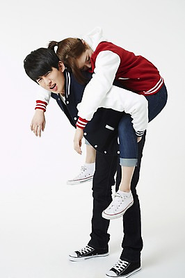 포토 JPG 스튜디오촬영 전신 학생 여자 남자 대학생 새출발 실내 누끼 사람 동양인 20대 성인 두명 청춘 캠퍼스라이프 점퍼 한국인 잠 만취 음주 신학기 MT 신입생 업기 음주문화 야구점퍼 선배 과복 후배 선후배 불만 대면식 신고식 신입생환영회 오리엔테이션 환영회 청년만 성인만 국내포토 라이프스타일 옷 감정 컨셉 모션 새로움 인종 이벤트 청년 내부 외투 출발 술취함 파일형식