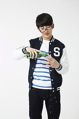 포토 JPG 스튜디오촬영 학생 남자 대학생 술병 새출발 주류 실내 한명 서기 누끼 사람 동양인 20대 성인 앞모습 청춘 캠퍼스라이프 점퍼 한국인 병 만취 음주 신학기 MT 신입생 소주 음주문화 야구점퍼 선배 과복 후배 선후배 소주병 불만 대면식 신고식 신입생환영회 오리엔테이션 환영회 남자만 남자한명만 성인남자만 청년만 청년남자만 청년남자한명만 성인한명만 성인남자한명만 성인만 국내포토 1 라이프스타일 식기 옷 감정 음료 뷰포인트 컨셉 모션 병_용기 새로움 인종 이벤트 청년 내부 외투 출발 술취함 파일형식