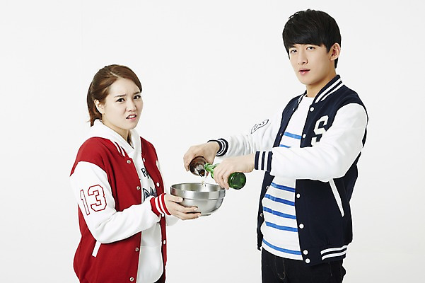 포토 JPG 스튜디오촬영 학생 그릇 여자 남자 대학생 술병 새출발 맥주 주류 실내 서기 누끼 사람 동양인 상반신 20대 성인 두명 청춘 캠퍼스라이프 점퍼 한국인 사발 병 음주 신학기 MT 신입생 맥주병 소주 음주문화 야구점퍼 선배 과복 후배 선후배 소주병 불만 대면식 신고식 신입생환영회 오리엔테이션 폭탄주 환영회 청년만 성인만 국내포토 라이프스타일 식기 옷 감정 음료 컨셉 모션 병_용기 새로움 인종 이벤트 청년 내부 외투 사기그릇 출발 파일형식