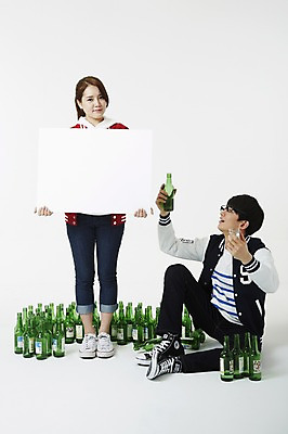 포토 JPG 스튜디오촬영 전신 학생 배너 여자 남자 대학생 술병 새출발 안내 프레임 주류 실내 틀 미소 웃음 누끼 사람 동양인 20대 성인 두명 청춘 캠퍼스라이프 점퍼 한국인 병 만취 알림 음주 신학기 MT 신입생 소주 음주문화 야구점퍼 선배 과복 후배 선후배 소주병 불만 권유 대면식 신고식 신입생환영회 오리엔테이션 환영회 청년만 성인만 국내포토 라이프스타일 식기 옷 감정 음료 컨셉 병_용기 새로움 표정 인종 이벤트 청년 내부 외투 출발 술취함 파일형식