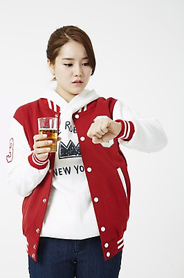 포토 JPG 스튜디오촬영 학생 여자 대학생 시계 잔 새출발 맥주 주류 실내 한명 서기 누끼 사람 동양인 상반신 20대 성인 앞모습 컵 청춘 캠퍼스라이프 점퍼 한국인 시간 지각 음주 신학기 MT 신입생 맥주잔 음주문화 야구점퍼 선배 과복 후배 선후배 불만 대면식 신고식 신입생환영회 오리엔테이션 환영회 여자만 여자한명만 성인여자만 청년만 청년여자만 성인한명만 청년여자한명만 성인여자한명만 성인만 국내포토 1 라이프스타일 식기 옷 감정 음료 뷰포인트 컨셉 술잔 모션 새로움 인종 이벤트 청년 내부 외투 출발 파일형식