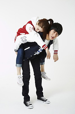 포토 JPG 스튜디오촬영 전신 학생 여자 남자 대학생 새출발 실내 누끼 사람 동양인 20대 성인 두명 청춘 캠퍼스라이프 점퍼 한국인 잠 만취 음주 신학기 MT 신입생 업기 음주문화 야구점퍼 선배 과복 후배 선후배 불만 대면식 신고식 신입생환영회 오리엔테이션 환영회 청년만 성인만 국내포토 라이프스타일 옷 감정 컨셉 모션 새로움 인종 이벤트 청년 내부 외투 출발 술취함 파일형식