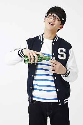 포토 JPG 스튜디오촬영 학생 남자 대학생 술병 새출발 주류 실내 한명 서기 미소 웃음 누끼 사람 동양인 20대 성인 앞모습 청춘 캠퍼스라이프 점퍼 한국인 병 만취 음주 신학기 MT 신입생 소주 음주문화 야구점퍼 선배 과복 후배 선후배 소주병 불만 대면식 신고식 신입생환영회 오리엔테이션 환영회 남자만 남자한명만 성인남자만 청년만 청년남자만 청년남자한명만 성인한명만 성인남자한명만 성인만 국내포토 1 라이프스타일 식기 옷 감정 음료 뷰포인트 컨셉 모션 병_용기 새로움 표정 인종 이벤트 청년 내부 외투 출발 술취함 파일형식