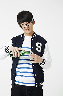 포토 JPG 스튜디오촬영 학생 남자 대학생 술병 새출발 주류 실내 한명 서기 미소 웃음 누끼 사람 동양인 20대 성인 앞모습 청춘 캠퍼스라이프 점퍼 한국인 병 만취 음주 신학기 MT 신입생 소주 음주문화 야구점퍼 선배 과복 후배 선후배 소주병 불만 대면식 신고식 신입생환영회 오리엔테이션 환영회 남자만 남자한명만 성인남자만 청년만 청년남자만 청년남자한명만 성인한명만 성인남자한명만 성인만 국내포토 1 라이프스타일 식기 옷 감정 음료 뷰포인트 컨셉 모션 병_용기 새로움 표정 인종 이벤트 청년 내부 외투 출발 술취함 파일형식