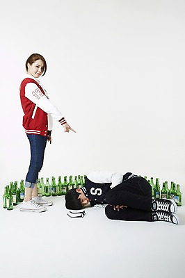 포토 JPG 스튜디오촬영 전신 학생 여자 남자 대학생 술병 새출발 주류 실내 누끼 사람 동양인 손짓 20대 성인 두명 청춘 캠퍼스라이프 점퍼 한국인 검지손가락 가리킴 잠 병 만취 음주 신학기 MT 신입생 소주 음주문화 야구점퍼 선배 과복 후배 선후배 소주병 불만 대면식 신고식 신입생환영회 오리엔테이션 환영회 청년만 성인만 국내포토 라이프스타일 식기 옷 감정 음료 컨셉 손가락 모션 병_용기 새로움 인종 이벤트 청년 내부 외투 출발 술취함 파일형식