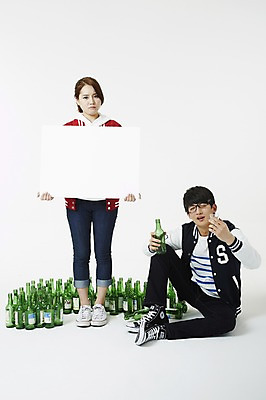 포토 JPG 스튜디오촬영 전신 학생 배너 여자 남자 대학생 술병 새출발 안내 프레임 주류 실내 틀 누끼 사람 동양인 20대 성인 두명 청춘 캠퍼스라이프 점퍼 한국인 병 만취 알림 음주 신학기 MT 신입생 소주 음주문화 야구점퍼 선배 과복 후배 선후배 소주병 불만 대면식 신고식 신입생환영회 오리엔테이션 환영회 청년만 성인만 국내포토 라이프스타일 식기 옷 감정 음료 컨셉 병_용기 새로움 인종 이벤트 청년 내부 외투 출발 술취함 파일형식