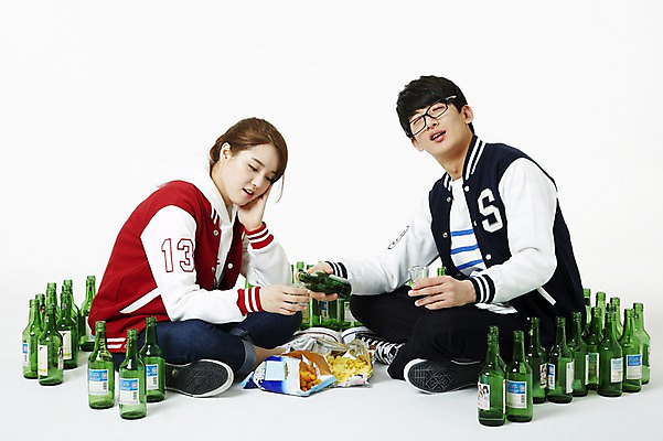 포토 JPG 스튜디오촬영 전신 학생 여자 남자 대학생 술병 새출발 주류 실내 누끼 사람 앉기 동양인 20대 성인 두명 청춘 과자 캠퍼스라이프 점퍼 한국인 병 만취 음주 안주 신학기 MT 신입생 소주 음주문화 야구점퍼 선배 과복 후배 선후배 소주병 불만 대면식 신고식 신입생환영회 오리엔테이션 환영회 청년만 성인만 국내포토 라이프스타일 식기 옷 감정 음료 컨셉 모션 병_용기 디저트 새로움 인종 이벤트 청년 내부 외투 출발 술취함 파일형식