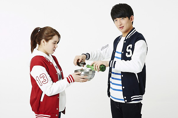 포토 JPG 스튜디오촬영 학생 그릇 여자 남자 대학생 술병 새출발 맥주 주류 실내 서기 누끼 사람 동양인 상반신 20대 성인 두명 청춘 캠퍼스라이프 점퍼 한국인 사발 병 음주 신학기 MT 신입생 맥주병 소주 음주문화 야구점퍼 선배 과복 후배 선후배 소주병 불만 권유 강요 대면식 신고식 신입생환영회 오리엔테이션 폭탄주 환영회 청년만 성인만 국내포토 라이프스타일 식기 옷 감정 음료 컨셉 모션 병_용기 새로움 인종 이벤트 청년 내부 외투 사기그릇 출발 파일형식