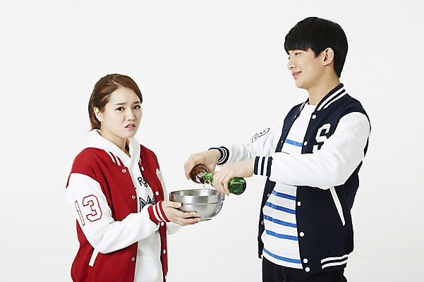 포토 JPG 스튜디오촬영 학생 그릇 여자 남자 대학생 술병 새출발 맥주 주류 실내 서기 누끼 사람 동양인 상반신 20대 성인 두명 청춘 캠퍼스라이프 점퍼 한국인 사발 병 음주 신학기 MT 신입생 맥주병 소주 음주문화 야구점퍼 선배 과복 후배 선후배 소주병 불만 권유 강요 대면식 신고식 신입생환영회 오리엔테이션 폭탄주 환영회 청년만 성인만 국내포토 라이프스타일 식기 옷 감정 음료 컨셉 모션 병_용기 새로움 인종 이벤트 청년 내부 외투 사기그릇 출발 파일형식