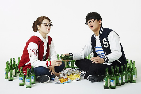 포토 JPG 스튜디오촬영 전신 학생 여자 남자 대학생 술병 새출발 주류 실내 누끼 사람 앉기 동양인 20대 성인 두명 청춘 과자 캠퍼스라이프 점퍼 한국인 병 만취 음주 안주 신학기 MT 신입생 소주 음주문화 야구점퍼 선배 과복 후배 선후배 소주병 불만 대면식 신고식 신입생환영회 오리엔테이션 환영회 청년만 성인만 국내포토 라이프스타일 식기 옷 감정 음료 컨셉 모션 병_용기 디저트 새로움 인종 이벤트 청년 내부 외투 출발 술취함 파일형식