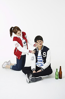 포토 JPG 스튜디오촬영 전신 학생 여자 남자 대학생 술병 새출발 맥주 주류 실내 누끼 사람 앉기 동양인 20대 성인 두명 청춘 캠퍼스라이프 점퍼 한국인 병 만취 음주 신학기 MT 신입생 맥주병 소주 음주문화 야구점퍼 선배 과복 후배 선후배 소주병 불만 대면식 신고식 신입생환영회 오리엔테이션 환영회 청년만 성인만 국내포토 라이프스타일 식기 옷 감정 음료 컨셉 모션 병_용기 새로움 인종 이벤트 청년 내부 외투 출발 술취함 파일형식