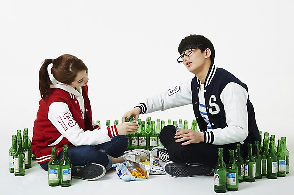 포토 JPG 스튜디오촬영 전신 학생 여자 남자 대학생 술병 새출발 주류 실내 누끼 사람 앉기 동양인 20대 성인 두명 청춘 과자 캠퍼스라이프 점퍼 한국인 병 만취 음주 안주 신학기 MT 신입생 소주 음주문화 야구점퍼 선배 과복 후배 선후배 소주병 불만 대면식 신고식 신입생환영회 오리엔테이션 환영회 청년만 성인만 국내포토 라이프스타일 식기 옷 감정 음료 컨셉 모션 병_용기 디저트 새로움 인종 이벤트 청년 내부 외투 출발 술취함 파일형식