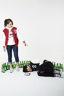 포토 JPG 스튜디오촬영 전신 학생 여자 남자 대학생 술병 새출발 주류 실내 누끼 사람 동양인 손짓 20대 성인 두명 청춘 캠퍼스라이프 점퍼 한국인 검지손가락 가리킴 잠 병 만취 음주 신학기 MT 신입생 소주 음주문화 야구점퍼 선배 과복 후배 선후배 소주병 불만 대면식 신고식 신입생환영회 오리엔테이션 환영회 청년만 성인만 국내포토 라이프스타일 식기 옷 감정 음료 컨셉 손가락 모션 병_용기 새로움 인종 이벤트 청년 내부 외투 출발 술취함 파일형식