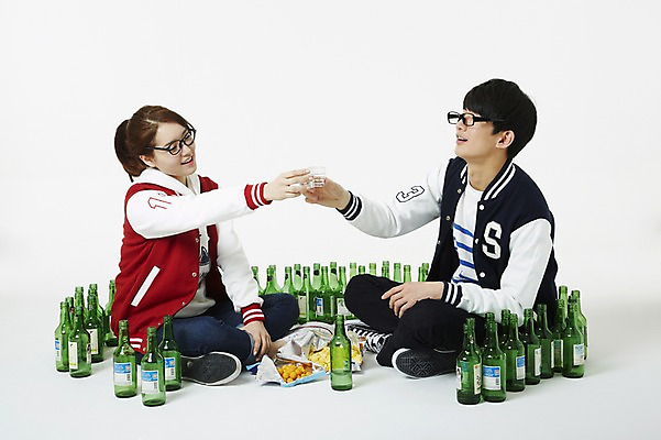 포토 JPG 스튜디오촬영 전신 학생 여자 남자 대학생 술병 새출발 주류 실내 미소 웃음 누끼 사람 앉기 동양인 20대 성인 두명 청춘 과자 캠퍼스라이프 점퍼 한국인 병 만취 음주 안주 신학기 MT 건배 신입생 소주 음주문화 야구점퍼 선배 과복 후배 선후배 소주병 불만 대면식 신고식 신입생환영회 오리엔테이션 환영회 청년만 성인만 국내포토 라이프스타일 식기 옷 감정 음료 컨셉 모션 병_용기 디저트 새로움 표정 인종 이벤트 청년 내부 외투 출발 술취함 파일형식