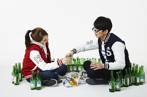 포토 JPG 스튜디오촬영 전신 학생 여자 남자 대학생 술병 새출발 주류 실내 누끼 사람 앉기 동양인 20대 성인 두명 청춘 과자 캠퍼스라이프 점퍼 한국인 병 만취 음주 안주 신학기 MT 신입생 소주 음주문화 야구점퍼 선배 과복 후배 선후배 소주병 불만 대면식 신고식 신입생환영회 오리엔테이션 환영회 청년만 성인만 국내포토 라이프스타일 식기 옷 감정 음료 컨셉 모션 병_용기 디저트 새로움 인종 이벤트 청년 내부 외투 출발 술취함 파일형식