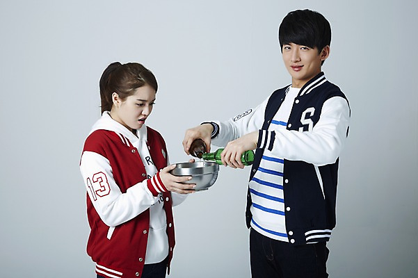 포토 JPG 스튜디오촬영 학생 그릇 여자 남자 대학생 회색배경 술병 새출발 맥주 주류 실내 서기 사람 동양인 상반신 20대 성인 두명 청춘 캠퍼스라이프 점퍼 한국인 사발 병 음주 신학기 MT 신입생 맥주병 소주 음주문화 야구점퍼 선배 과복 후배 선후배 소주병 불만 권유 강요 대면식 신고식 신입생환영회 오리엔테이션 폭탄주 환영회 청년만 성인만 국내포토 라이프스타일 식기 옷 감정 음료 백그라운드 컨셉 모션 병_용기 새로움 인종 이벤트 청년 내부 외투 회색 사기그릇 출발 파일형식