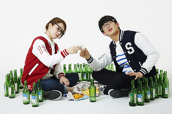 포토 JPG 스튜디오촬영 전신 학생 여자 남자 대학생 술병 새출발 주류 실내 누끼 사람 앉기 동양인 20대 성인 두명 청춘 과자 캠퍼스라이프 점퍼 한국인 병 만취 음주 안주 신학기 MT 건배 신입생 소주 음주문화 야구점퍼 선배 과복 후배 선후배 소주병 불만 대면식 신고식 신입생환영회 오리엔테이션 환영회 청년만 성인만 국내포토 라이프스타일 식기 옷 감정 음료 컨셉 모션 병_용기 디저트 새로움 인종 이벤트 청년 내부 외투 출발 술취함 파일형식