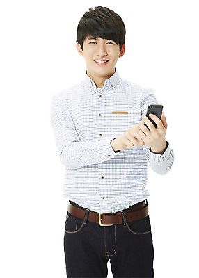 포토 JPG 스튜디오촬영 학생 남자 대학생 셔츠 모션 새출발 실내 한명 서기 미소 웃음 들기 누끼 사람 동양인 20대 성인 앞모습 캐주얼 스마트폰 핸드폰 캠퍼스라이프 통신기기 한국인 전화기 신학기 신입생 통화 남자만 남자한명만 성인남자만 청년만 청년남자만 청년남자한명만 성인한명만 성인남자한명만 성인만 국내포토 1 라이프스타일 옷 뷰포인트 상의 통신 새로움 표정 인종 청년 내부 전자제품 스마트기기 기계 출발 파일형식