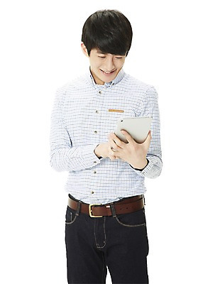 포토 JPG 스튜디오촬영 학생 남자 대학생 셔츠 모션 새출발 실내 한명 서기 미소 웃음 들기 누끼 사람 동양인 20대 성인 앞모습 캐주얼 태블릿 캠퍼스라이프 한국인 웹서핑 신학기 신입생 남자만 남자한명만 성인남자만 청년만 청년남자만 청년남자한명만 성인한명만 성인남자한명만 성인만 국내포토 1 라이프스타일 옷 뷰포인트 상의 새로움 표정 인종 청년 내부 전자제품 스마트기기 출발 파일형식