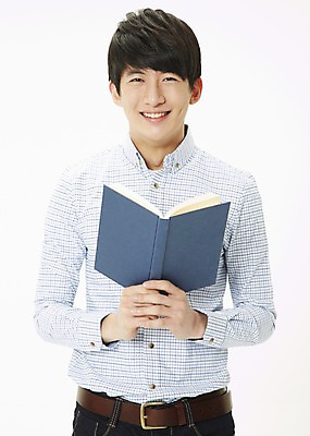 포토 JPG 스튜디오촬영 학생 남자 대학생 셔츠 모션 새출발 실내 한명 서기 미소 웃음 들기 누끼 사람 동양인 상반신 20대 성인 앞모습 책 캐주얼 독서 캠퍼스라이프 한국인 신학기 신입생 남자만 남자한명만 성인남자만 청년만 청년남자만 청년남자한명만 성인한명만 성인남자한명만 성인만 국내포토 1 라이프스타일 옷 뷰포인트 상의 새로움 표정 인종 청년 내부 출발 파일형식