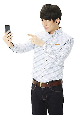 포토 JPG 스튜디오촬영 학생 남자 대학생 셔츠 모션 새출발 실내 한명 서기 미소 웃음 들기 누끼 사람 동양인 손짓 20대 성인 캐주얼 스마트폰 핸드폰 캠퍼스라이프 통신기기 한국인 검지손가락 가리킴 전화기 신학기 신입생 통화 영상통화 남자만 남자한명만 성인남자만 청년만 청년남자만 청년남자한명만 성인한명만 성인남자한명만 성인만 국내포토 1 라이프스타일 옷 상의 통신 손가락 새로움 표정 인종 청년 내부 전자제품 스마트기기 기계 출발 파일형식