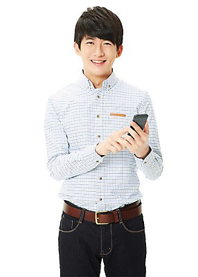 포토 JPG 스튜디오촬영 학생 남자 대학생 셔츠 모션 새출발 실내 한명 서기 미소 웃음 들기 누끼 사람 동양인 20대 성인 앞모습 캐주얼 스마트폰 핸드폰 캠퍼스라이프 통신기기 한국인 전화기 신학기 신입생 통화 남자만 남자한명만 성인남자만 청년만 청년남자만 청년남자한명만 성인한명만 성인남자한명만 성인만 국내포토 1 라이프스타일 옷 뷰포인트 상의 통신 새로움 표정 인종 청년 내부 전자제품 스마트기기 기계 출발 파일형식