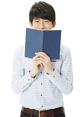 포토 JPG 스튜디오촬영 학생 남자 대학생 셔츠 모션 새출발 실내 한명 서기 미소 웃음 들기 누끼 사람 동양인 상반신 20대 성인 앞모습 책 캐주얼 독서 캠퍼스라이프 한국인 신학기 신입생 남자만 남자한명만 성인남자만 청년만 청년남자만 청년남자한명만 성인한명만 성인남자한명만 성인만 국내포토 1 라이프스타일 옷 뷰포인트 상의 새로움 표정 인종 청년 내부 출발 파일형식