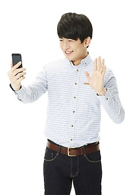 포토 JPG 스튜디오촬영 학생 남자 대학생 셔츠 모션 새출발 실내 한명 서기 미소 웃음 들기 누끼 사람 동양인 손짓 20대 성인 앞모습 캐주얼 스마트폰 핸드폰 캠퍼스라이프 통신기기 한국인 인사 전화기 신학기 신입생 손인사 통화 영상통화 남자만 남자한명만 성인남자만 청년만 청년남자만 청년남자한명만 성인한명만 성인남자한명만 성인만 국내포토 1 라이프스타일 옷 뷰포인트 상의 통신 새로움 표정 인종 청년 내부 전자제품 스마트기기 기계 예절 출발 파일형식