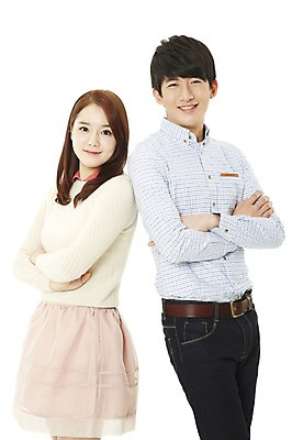 포토 JPG 스튜디오촬영 학생 커플 여자 남자 한쌍 대학생 셔츠 모션 새출발 실내 서기 미소 웃음 누끼 사람 동양인 20대 성인 두명 앞모습 캐주얼 치마 팔짱 캠퍼스라이프 한국인 쌍 신학기 신입생 청년만 성인만 국내포토 라이프스타일 옷 뷰포인트 상의 관계 하의 새로움 표정 인종 청년 내부 출발 파일형식