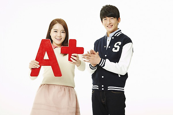 포토 JPG 스튜디오촬영 학생 여자 남자 대학생 모션 새출발 실내 서기 미소 웃음 들기 누끼 사람 동양인 20대 성인 두명 앞모습 치마 캠퍼스라이프 점퍼 한국인 플러스 박수 신학기 신입생 성적 A 점수 야구점퍼 과복 에이플러스 학점 청년만 성인만 국내포토 라이프스타일 기호 알파벳 옷 교육 뷰포인트 하의 새로움 표정 인종 손짓 청년 내부 외투 출발 파일형식