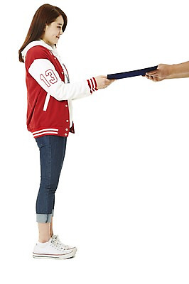 포토 JPG 스튜디오촬영 전신 학생 여자 대학생 모션 새출발 실내 한명 서기 미소 웃음 들기 누끼 사람 동양인 20대 성인 옆모습 캠퍼스라이프 점퍼 한국인 수상_상을받음 상 상패 신학기 신입생 야구점퍼 여대생 과복 표창 우등생 장학생 표창장 여자만 여자한명만 성인여자만 청년만 청년여자만 성인한명만 청년여자한명만 성인여자한명만 성인만 국내포토 1 라이프스타일 옷 무기 뷰포인트 새로움 표정 인종 청년 내부 외투 상_우승 출발 파일형식