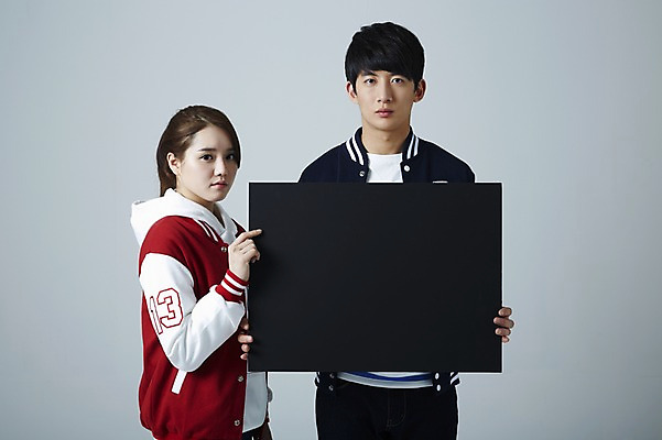 포토 JPG 스튜디오촬영 학생 배너 여자 남자 대학생 캠페인 모션 회색배경 새출발 안내 사각프레임 프레임 광고판 실내 틀 서기 들기 사람 동양인 상반신 20대 성인 두명 앞모습 캠퍼스라이프 점퍼 한국인 알림 신학기 신입생 반대 야구점퍼 과복 시위 청년만 성인만 국내포토 라이프스타일 옷 뷰포인트 백그라운드 새로움 알림판 인종 청년 내부 사각형 외투 회색 출발 판 파일형식