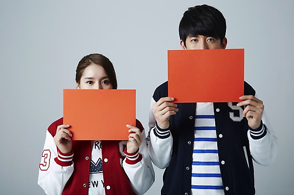 포토 JPG 스튜디오촬영 학생 배너 여자 남자 대학생 캠페인 모션 회색배경 새출발 안내 사각프레임 프레임 광고판 실내 틀 서기 들기 사람 동양인 상반신 20대 성인 두명 앞모습 캠퍼스라이프 점퍼 한국인 알림 신학기 신입생 반대 야구점퍼 과복 시위 청년만 성인만 국내포토 라이프스타일 옷 뷰포인트 백그라운드 새로움 알림판 인종 청년 내부 사각형 외투 회색 출발 판 파일형식