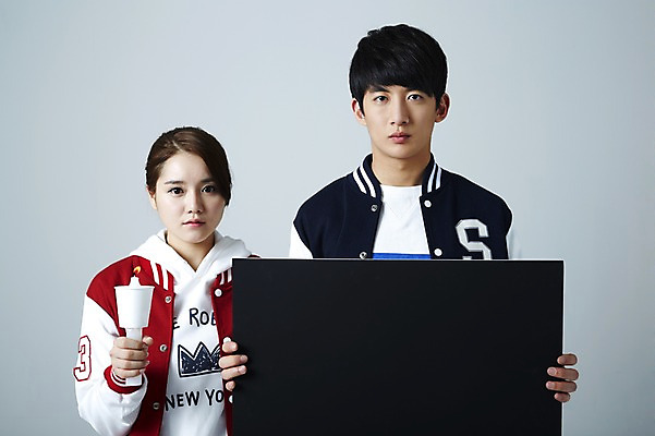 포토 JPG 스튜디오촬영 학생 배너 여자 남자 대학생 캠페인 초 촛불 모션 회색배경 새출발 안내 사각프레임 프레임 광고판 실내 틀 서기 들기 사람 동양인 상반신 20대 성인 두명 앞모습 캠퍼스라이프 점퍼 한국인 알림 신학기 신입생 반대 야구점퍼 과복 시위 촛불시위 청년만 성인만 국내포토 라이프스타일 옷 뷰포인트 백그라운드 새로움 알림판 인종 청년 내부 사각형 외투 회색 출발 판 파일형식