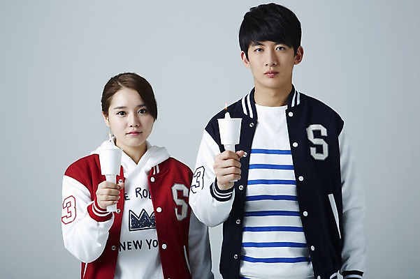 포토 JPG 스튜디오촬영 학생 여자 남자 대학생 캠페인 초 촛불 모션 회색배경 새출발 실내 서기 들기 사람 동양인 상반신 20대 성인 두명 앞모습 캠퍼스라이프 점퍼 한국인 신학기 신입생 반대 야구점퍼 과복 촛불시위 청년만 성인만 국내포토 라이프스타일 옷 뷰포인트 백그라운드 새로움 인종 청년 내부 외투 회색 출발 시위 파일형식