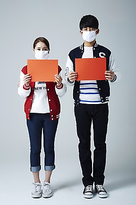 포토 JPG 스튜디오촬영 전신 학생 배너 여자 남자 대학생 캠페인 모션 회색배경 새출발 안내 사각프레임 프레임 광고판 실내 마스크 틀 서기 들기 사람 동양인 20대 성인 두명 앞모습 캠퍼스라이프 점퍼 한국인 알림 신학기 신입생 반대 야구점퍼 과복 시위 청년만 성인만 국내포토 라이프스타일 옷 뷰포인트 백그라운드 새로움 알림판 인종 청년 내부 사각형 외투 회색 출발 판 파일형식