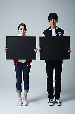 포토 JPG 스튜디오촬영 전신 학생 배너 여자 남자 대학생 캠페인 모션 회색배경 새출발 안내 사각프레임 프레임 광고판 실내 틀 서기 들기 사람 동양인 20대 성인 두명 앞모습 캠퍼스라이프 점퍼 한국인 알림 신학기 신입생 반대 야구점퍼 과복 시위 청년만 성인만 국내포토 라이프스타일 옷 뷰포인트 백그라운드 새로움 알림판 인종 청년 내부 사각형 외투 회색 출발 판 파일형식