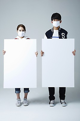 포토 JPG 스튜디오촬영 전신 학생 배너 여자 교육 남자 대학생 캠페인 모션 회색배경 새출발 안내 사각프레임 프레임 광고판 실내 마스크 틀 서기 들기 사람 동양인 20대 성인 두명 앞모습 캠퍼스라이프 점퍼 한국인 알림 신학기 신입생 반대 야구점퍼 과복 시위 에듀 에듀케이션 청년만 성인만 스쿨팩 국내포토 라이프스타일 옷 뷰포인트 백그라운드 새로움 알림판 인종 청년 내부 사각형 외투 회색 출발 판 파일형식