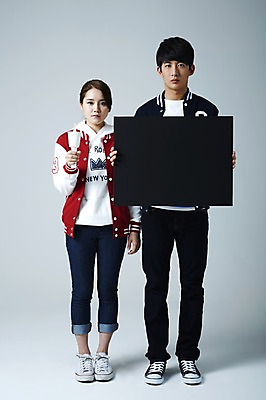 포토 JPG 스튜디오촬영 전신 학생 배너 여자 남자 대학생 캠페인 초 촛불 모션 회색배경 새출발 안내 사각프레임 프레임 광고판 실내 틀 서기 들기 사람 동양인 20대 성인 두명 앞모습 캠퍼스라이프 점퍼 한국인 알림 신학기 신입생 반대 야구점퍼 과복 시위 촛불시위 청년만 성인만 국내포토 라이프스타일 옷 뷰포인트 백그라운드 새로움 알림판 인종 청년 내부 사각형 외투 회색 출발 판 파일형식